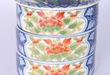 Tres peças de porcelana japonesa "Alyssa", desi... - Tres peças de porcelana japonesa "Alyssa", designed for Macys, decoradas com flores em policromia, sendo: Vaso, bowl e marmita, bases de madeira.