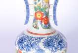 Tres peças de porcelana japonesa "Alyssa", desi... - Tres peças de porcelana japonesa "Alyssa", designed for Macys, decoradas com flores em policromia, sendo: Vaso, bowl e marmita, bases de madeira.