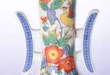 Tres peças de porcelana japonesa "Alyssa", desi... - Tres peças de porcelana japonesa "Alyssa", designed for Macys, decoradas com flores em policromia, sendo: Vaso, bowl e marmita, bases de madeira.