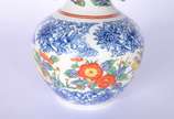 Tres peças de porcelana japonesa "Alyssa", desi... - Tres peças de porcelana japonesa "Alyssa", designed for Macys, decoradas com flores em policromia, sendo: Vaso, bowl e marmita, bases de madeira.