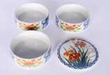Tres peças de porcelana japonesa "Alyssa", desi... - Tres peças de porcelana japonesa "Alyssa", designed for Macys, decoradas com flores em policromia, sendo: Vaso, bowl e marmita, bases de madeira.