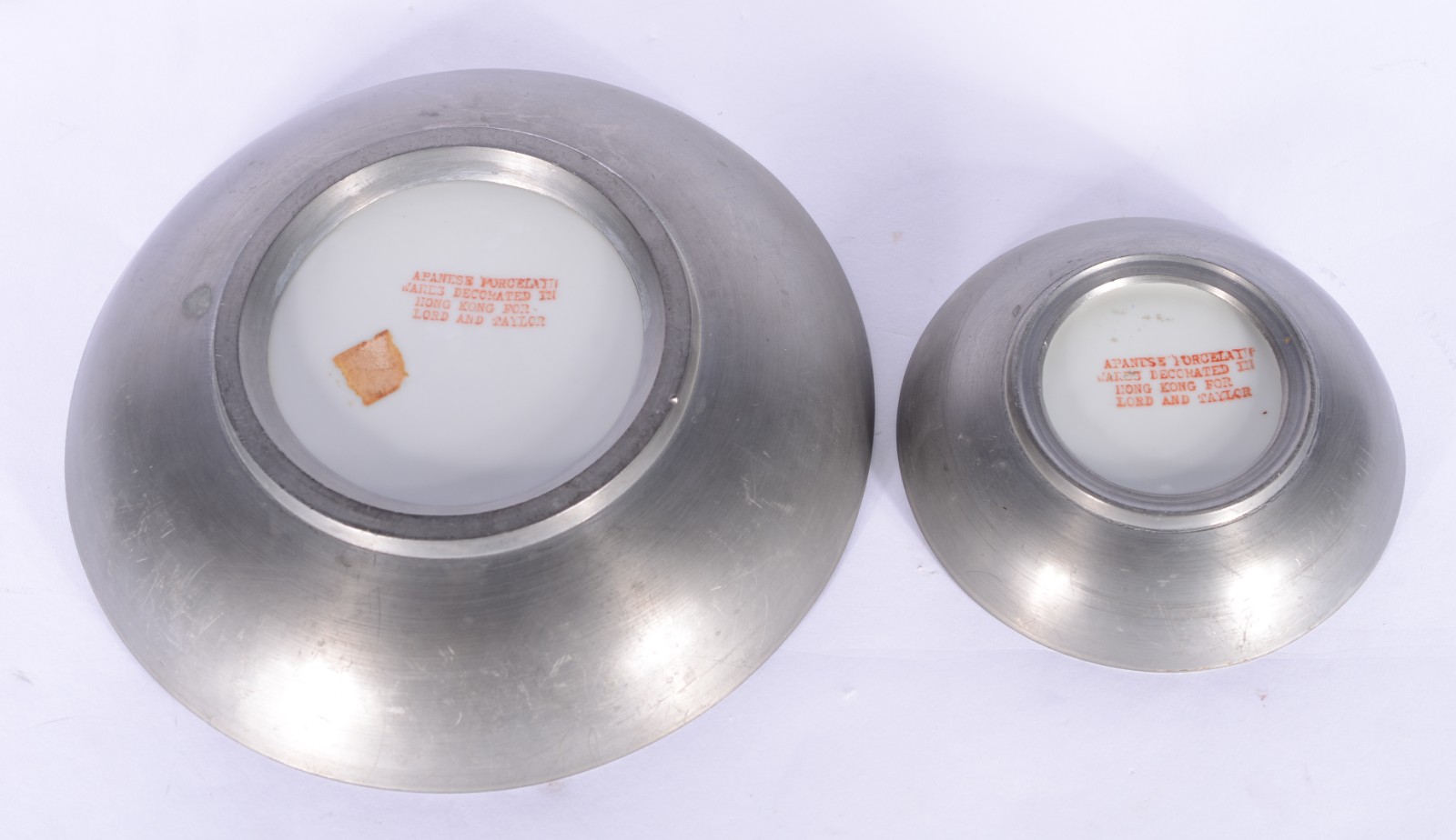 Tres peças diversas orientais, sendo: Cachepot de pewter com figura... - foto 5 de 10