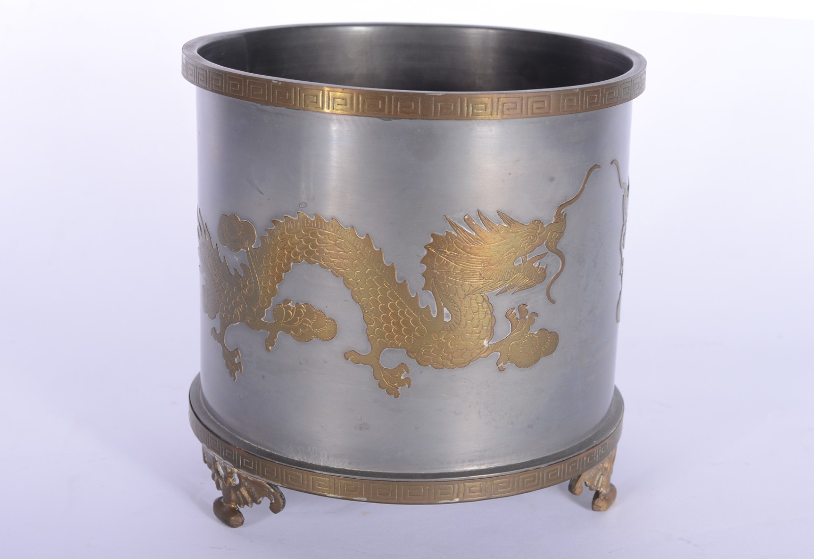 Tres peças diversas orientais, sendo: Cachepot de pewter com figura... - foto 6 de 10