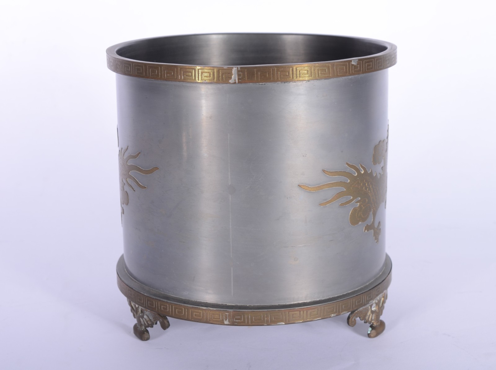 Tres peças diversas orientais, sendo: Cachepot de pewter com figura... - foto 8 de 10