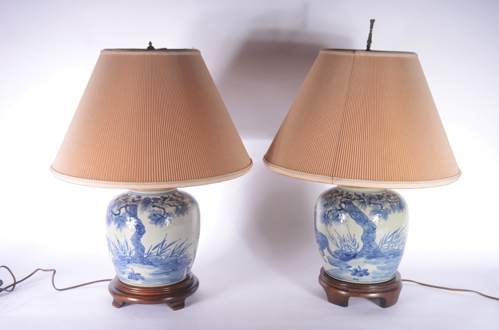 Par de abatjoures de porcelana oriental decorado com paisagens em... - foto 1 de 8