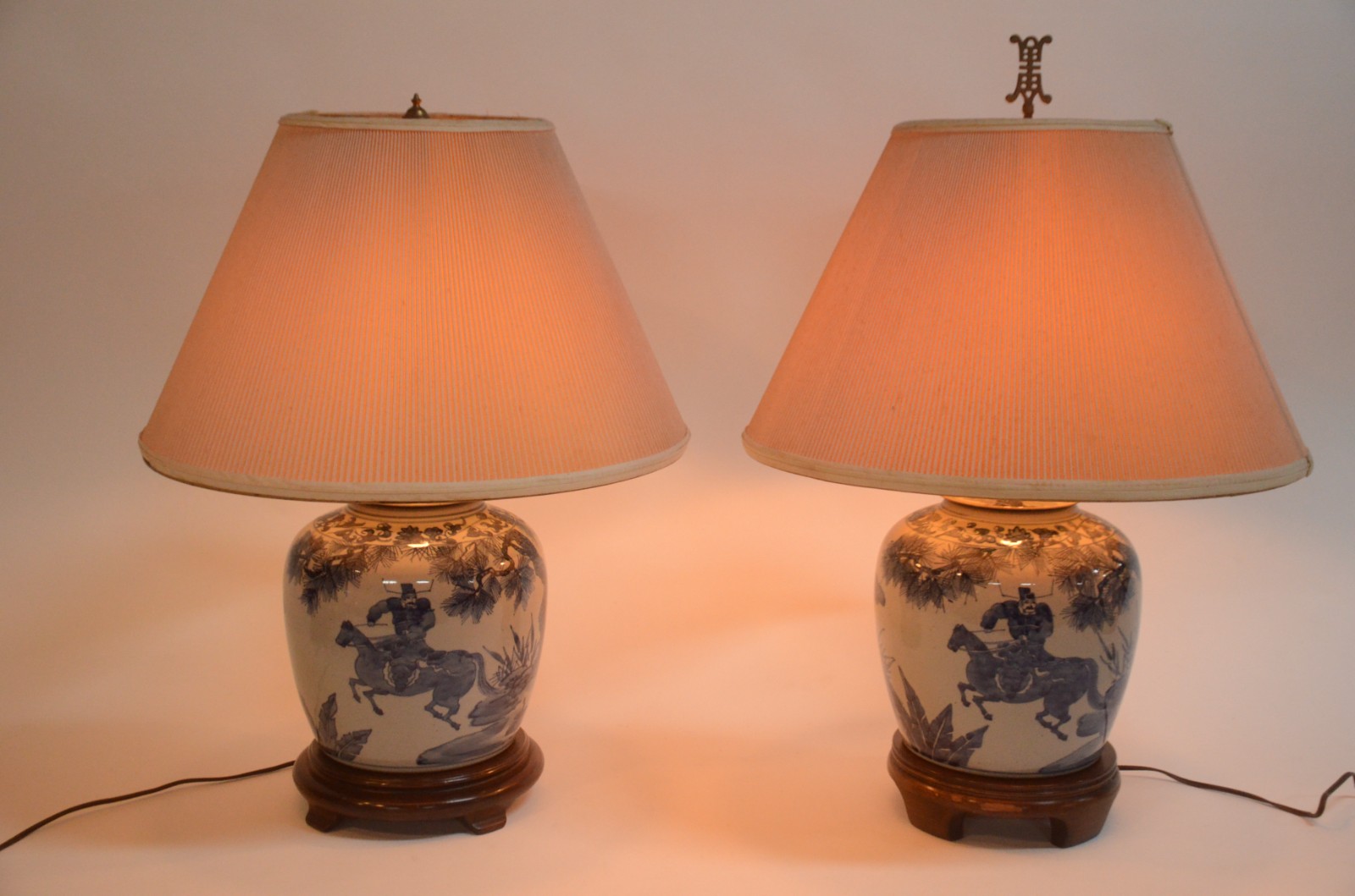 Par de abatjoures de porcelana oriental decorado com paisagens em... - foto 2 de 8