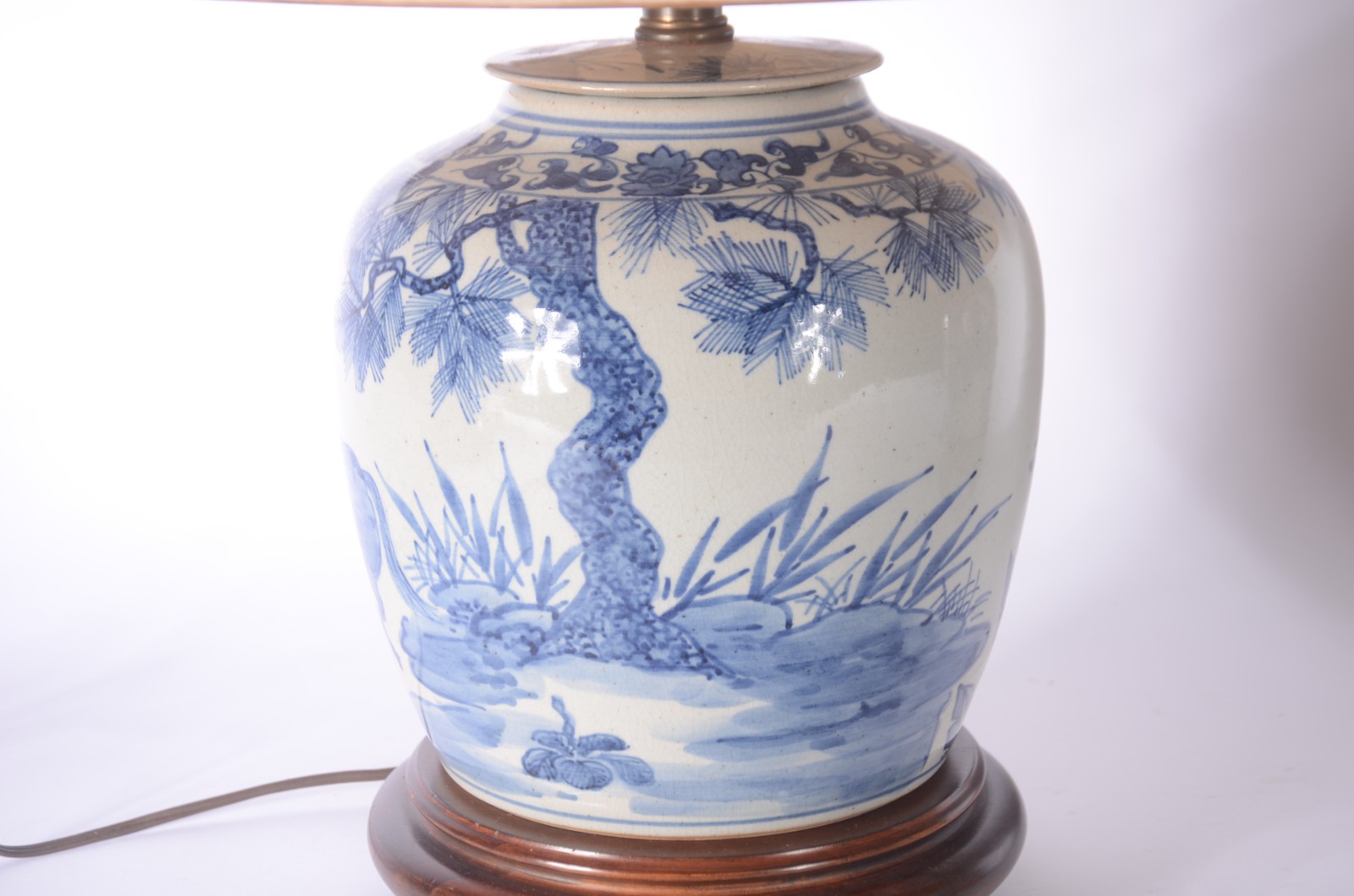 Par de abatjoures de porcelana oriental decorado com paisagens em... - foto 3 de 8