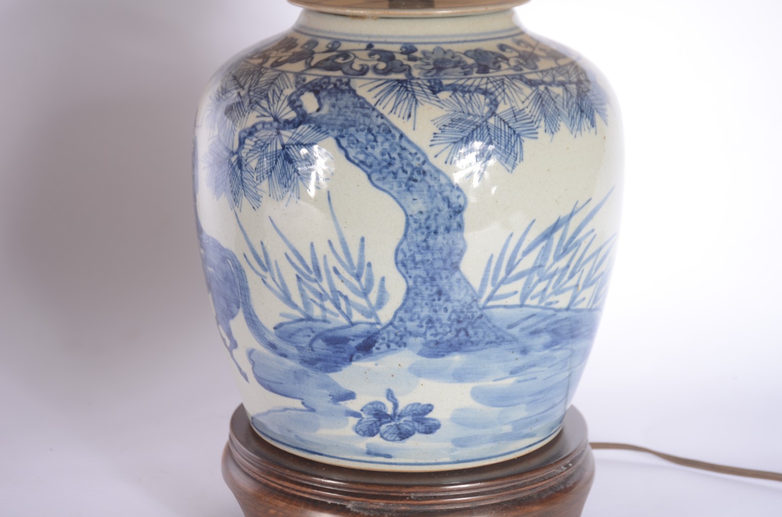 Par de abatjoures de porcelana oriental decorado com paisagens em... - foto 4 de 8
