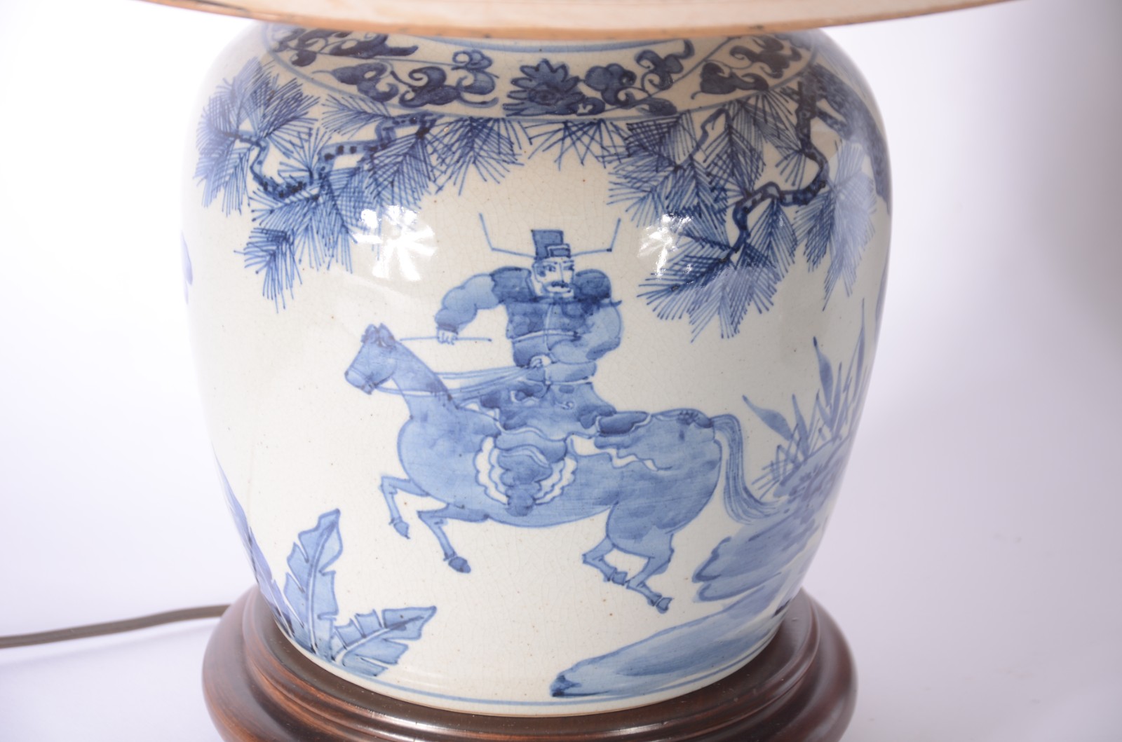 Par de abatjoures de porcelana oriental decorado com paisagens em... - foto 8 de 8