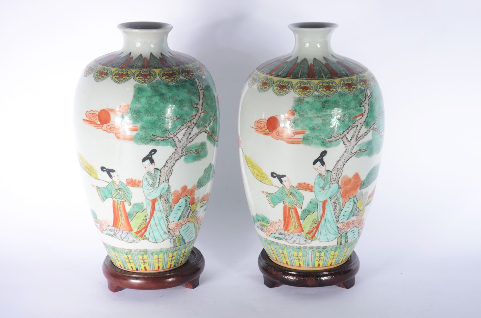 Par de vasos de porcelana oriental decorados com figuras de gueixas e... - foto 1 de 7