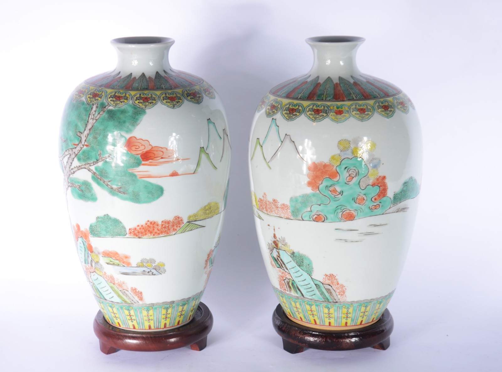 Par de vasos de porcelana oriental decorados com figuras de gueixas e... - foto 2 de 7