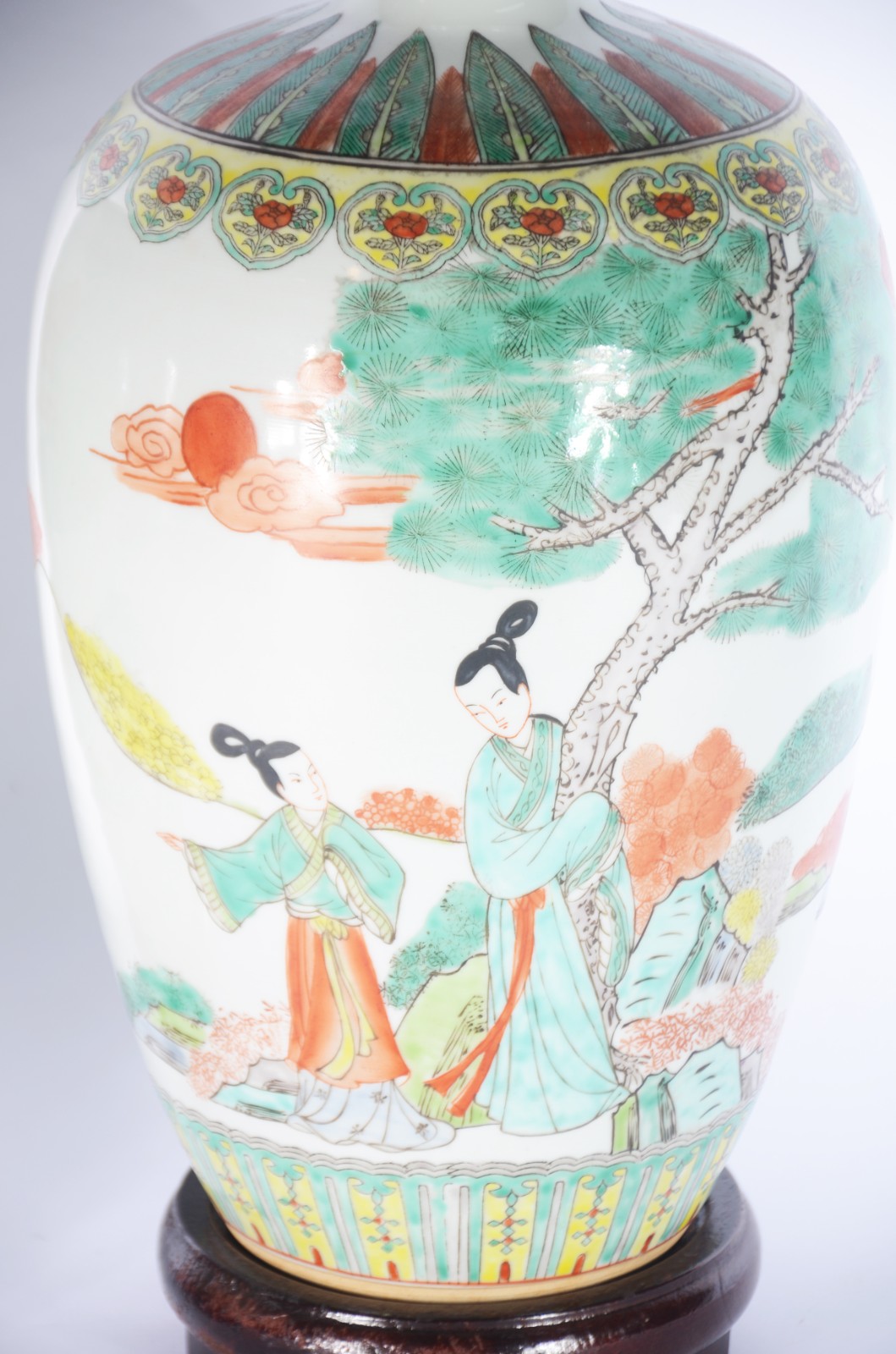 Par de vasos de porcelana oriental decorados com figuras de gueixas e... - foto 3 de 7