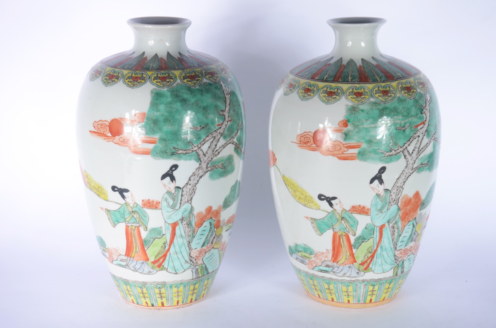 Par de vasos de porcelana oriental decorados com figuras de gueixas e... - foto 4 de 7