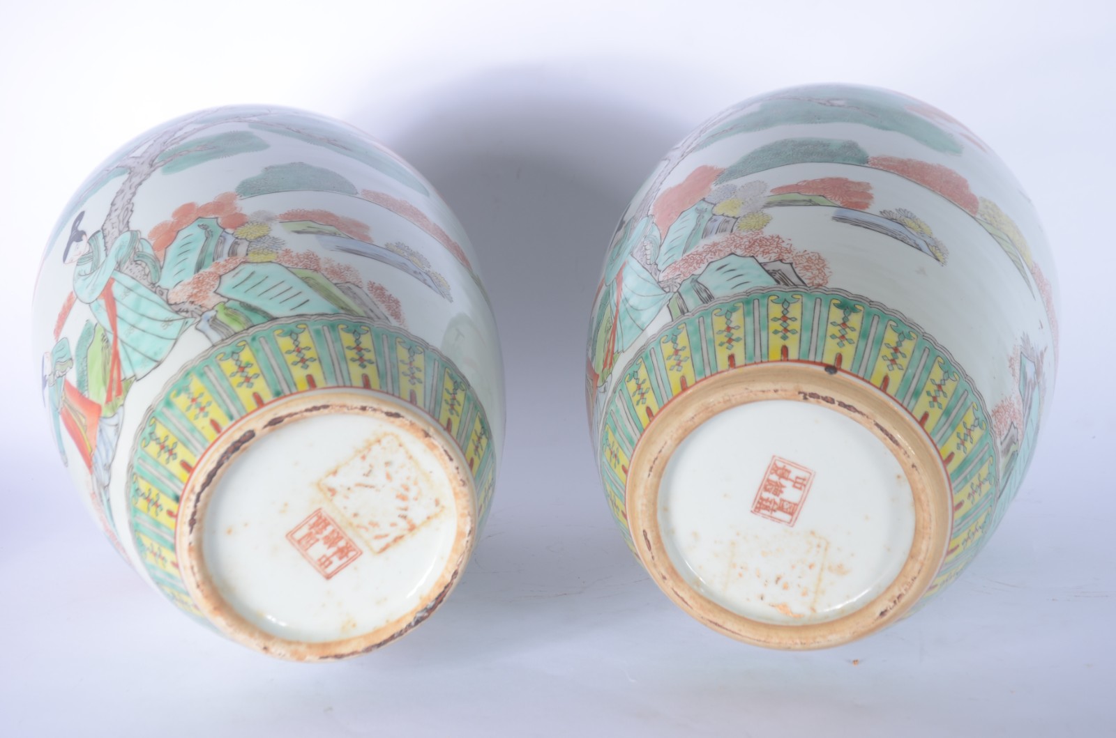 Par de vasos de porcelana oriental decorados com figuras de gueixas e... - foto 5 de 7