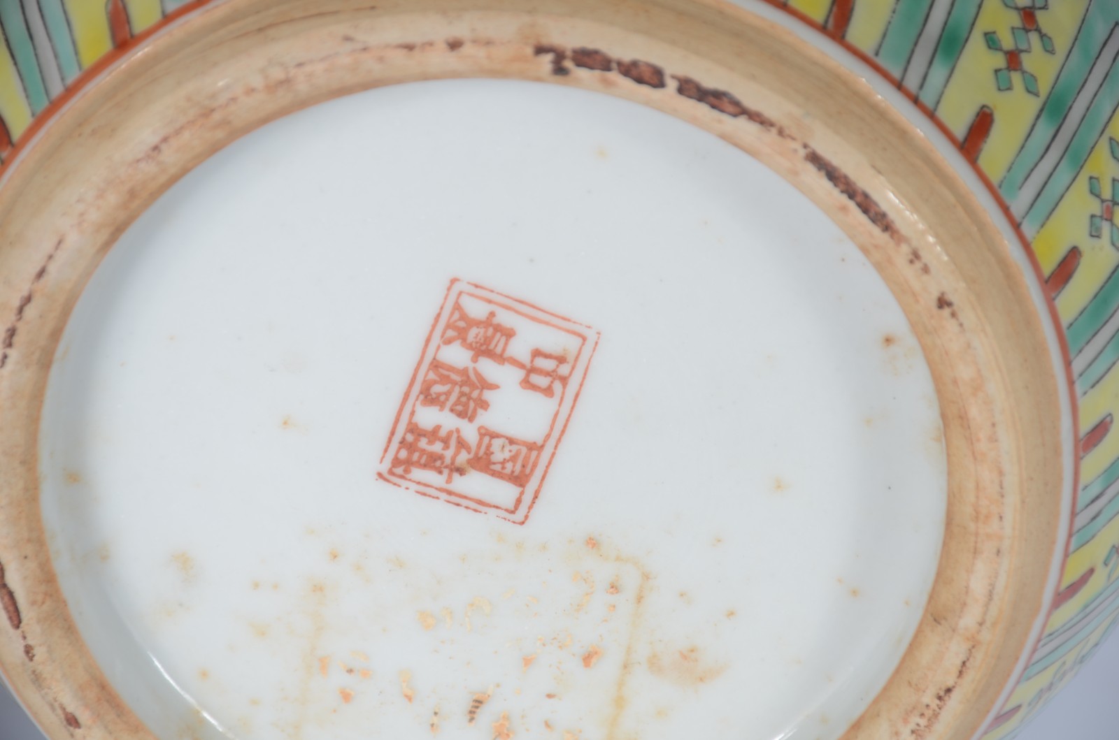 Par de vasos de porcelana oriental decorados com figuras de gueixas e... - foto 6 de 7