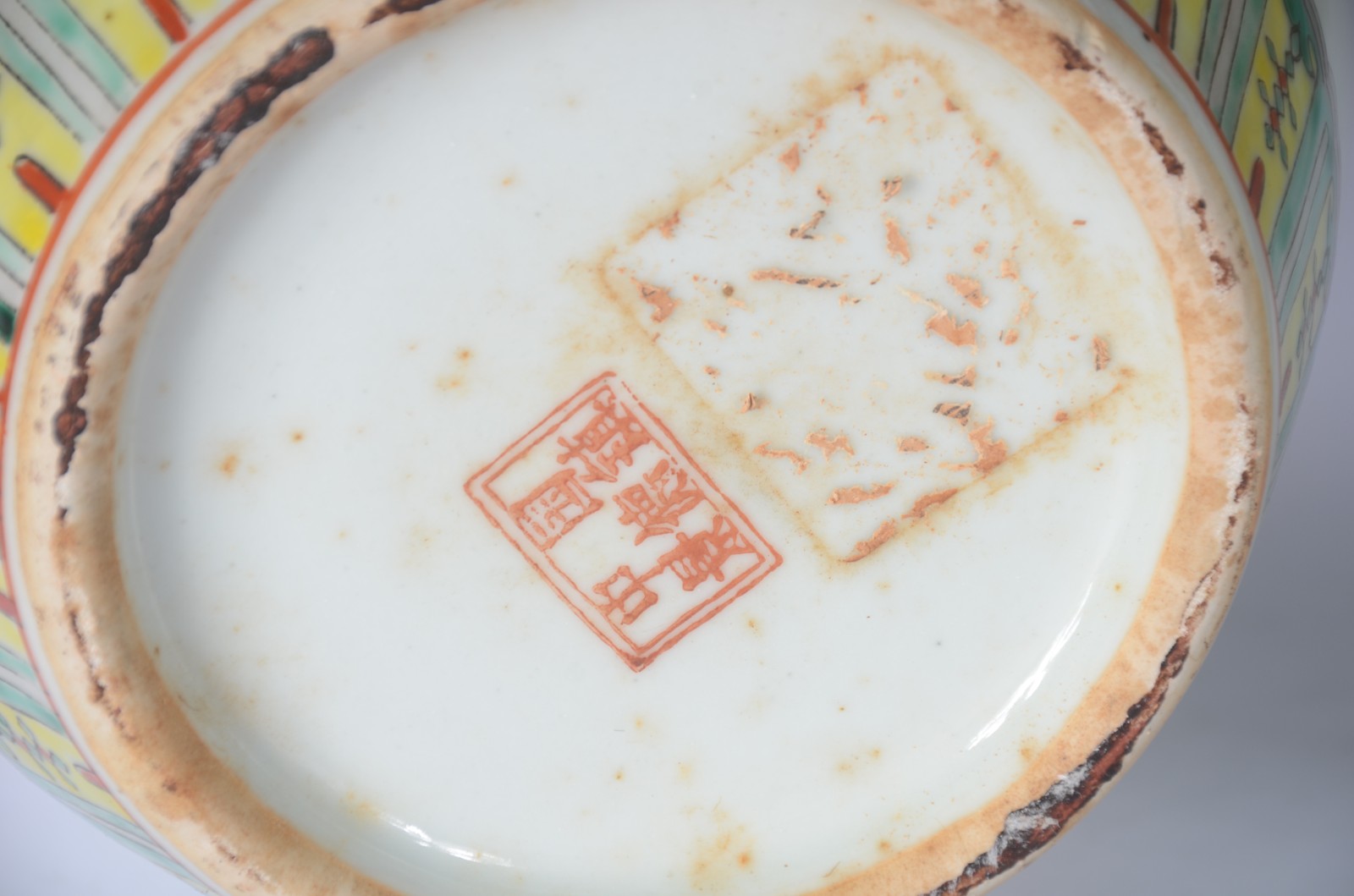 Par de vasos de porcelana oriental decorados com figuras de gueixas e... - foto 7 de 7