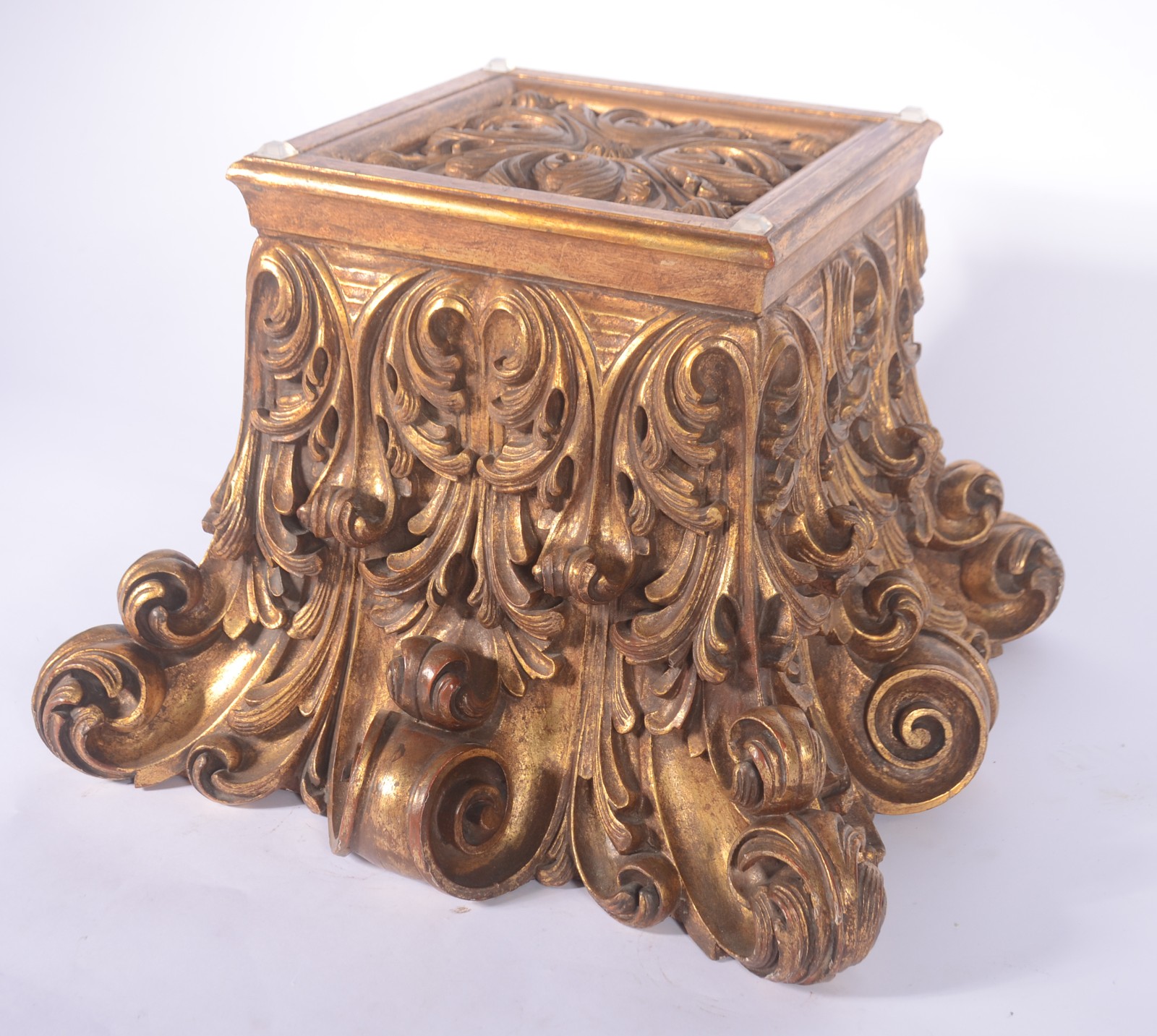 Mesa de centro com base de madeira ricamente entalhada com palmas e... - foto 4 de 7