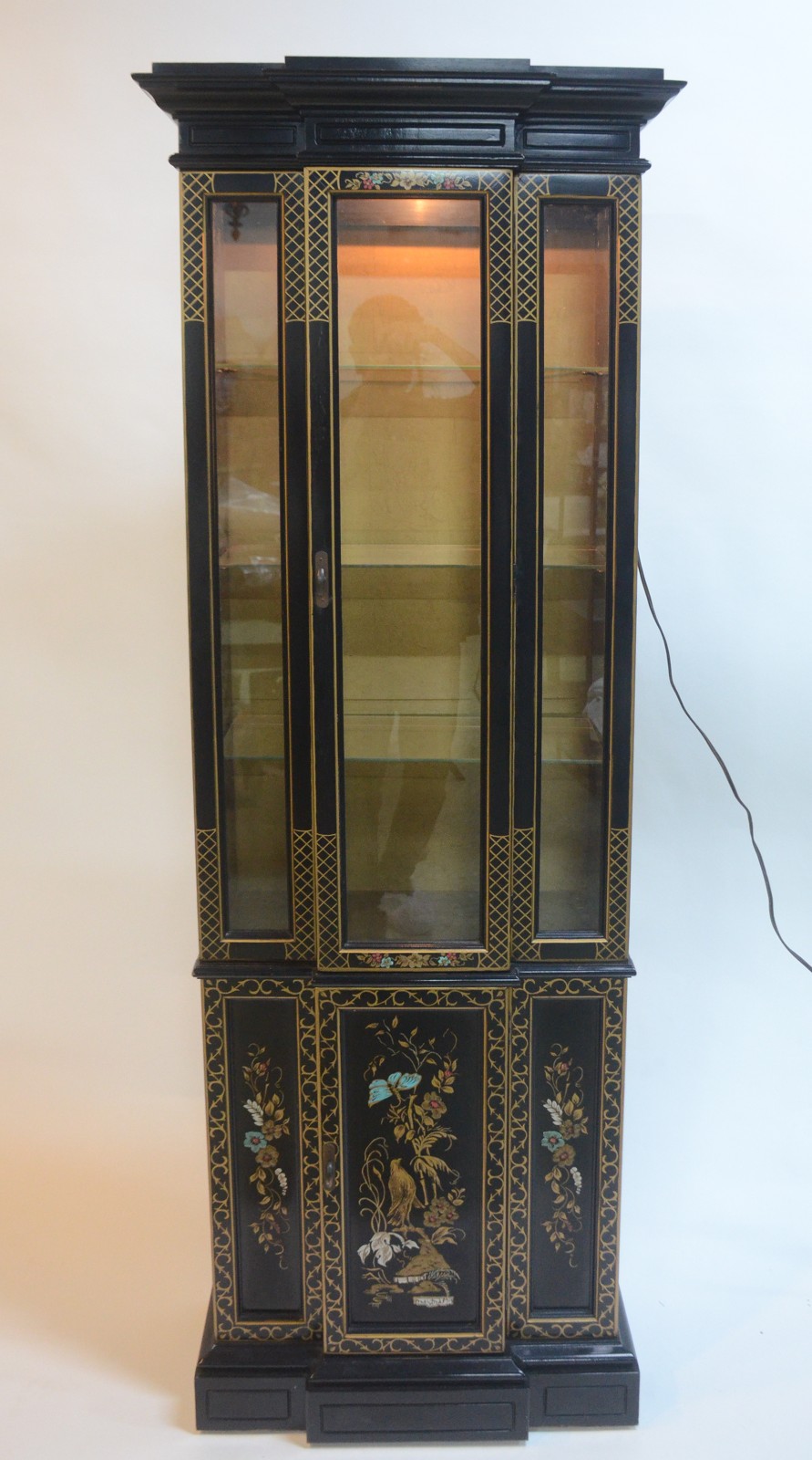 Móvel/vitrine oriental de lacca negra, parte inferior decorada com... - foto 2 de 7