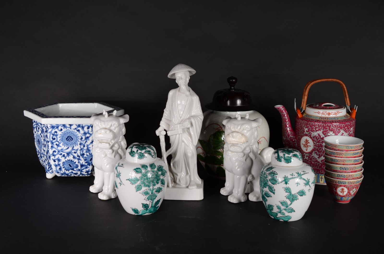 Diversas peças de porcelana oriental, sendo: potiche com decoração... - foto 1 de 11