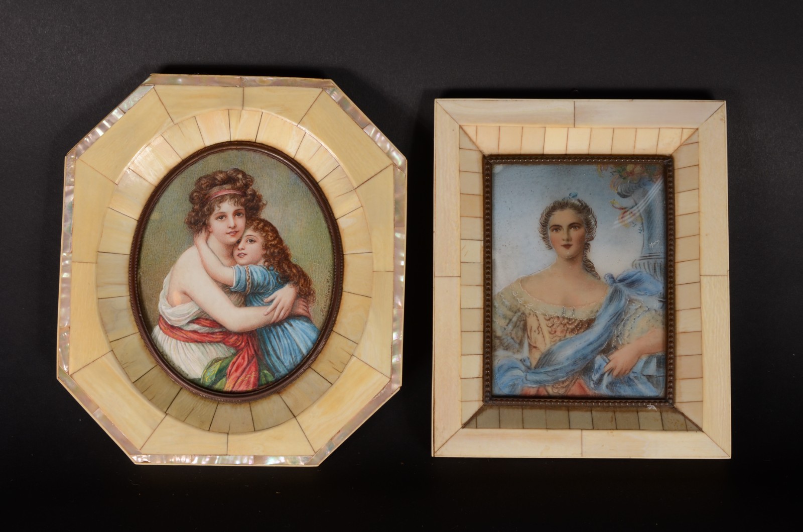Duas placas miniaturas com figuras femininas em policromia pintadas... - foto 1 de 5