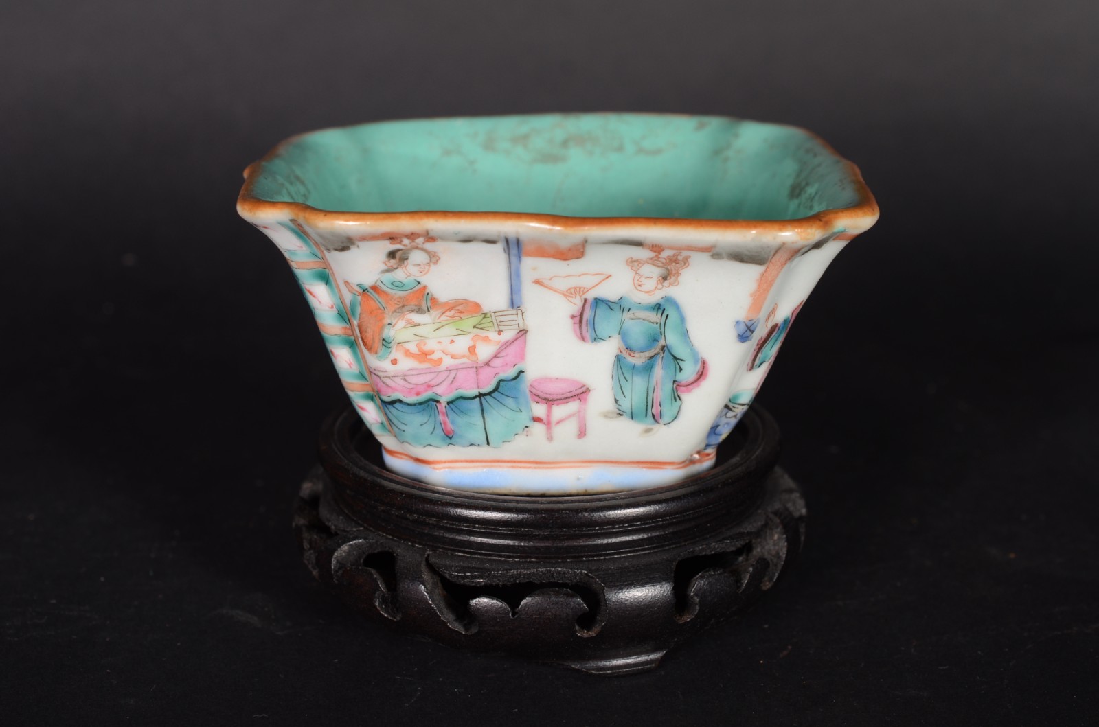 Antigo bowl de porcelana chinesa decorado com figuras da nobreza em... - foto 1 de 8