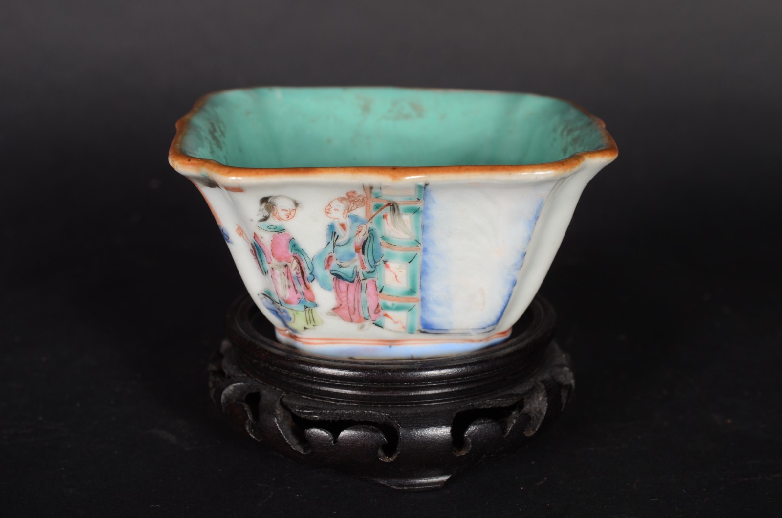 Antigo bowl de porcelana chinesa decorado com figuras da nobreza em... - foto 2 de 8