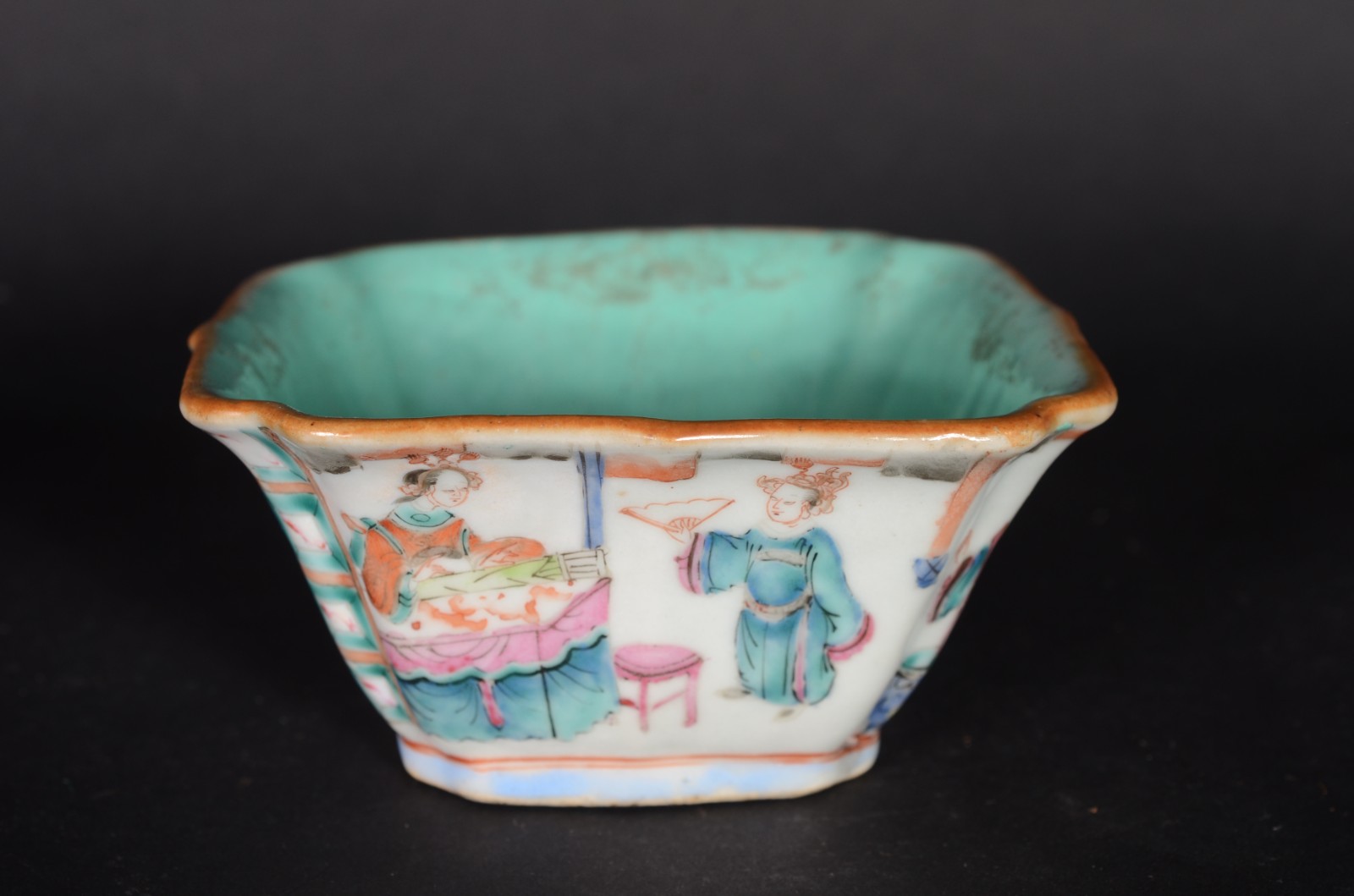 Antigo bowl de porcelana chinesa decorado com figuras da nobreza em... - foto 3 de 8
