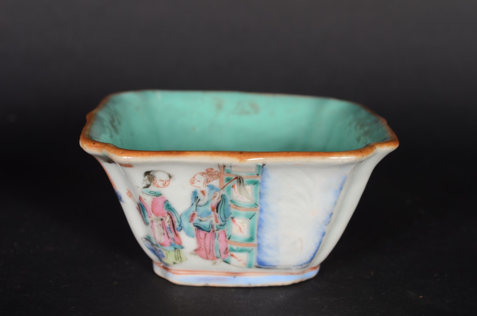Antigo bowl de porcelana chinesa decorado com figuras da nobreza em... - foto 4 de 8