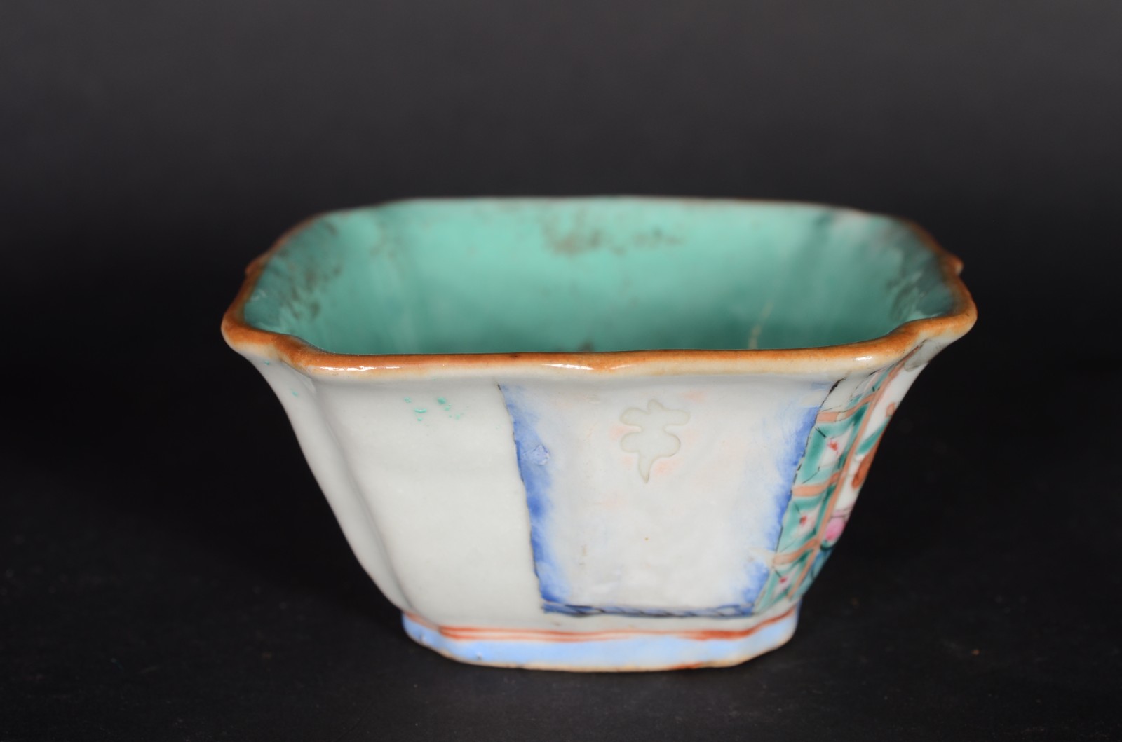 Antigo bowl de porcelana chinesa decorado com figuras da nobreza em... - foto 5 de 8