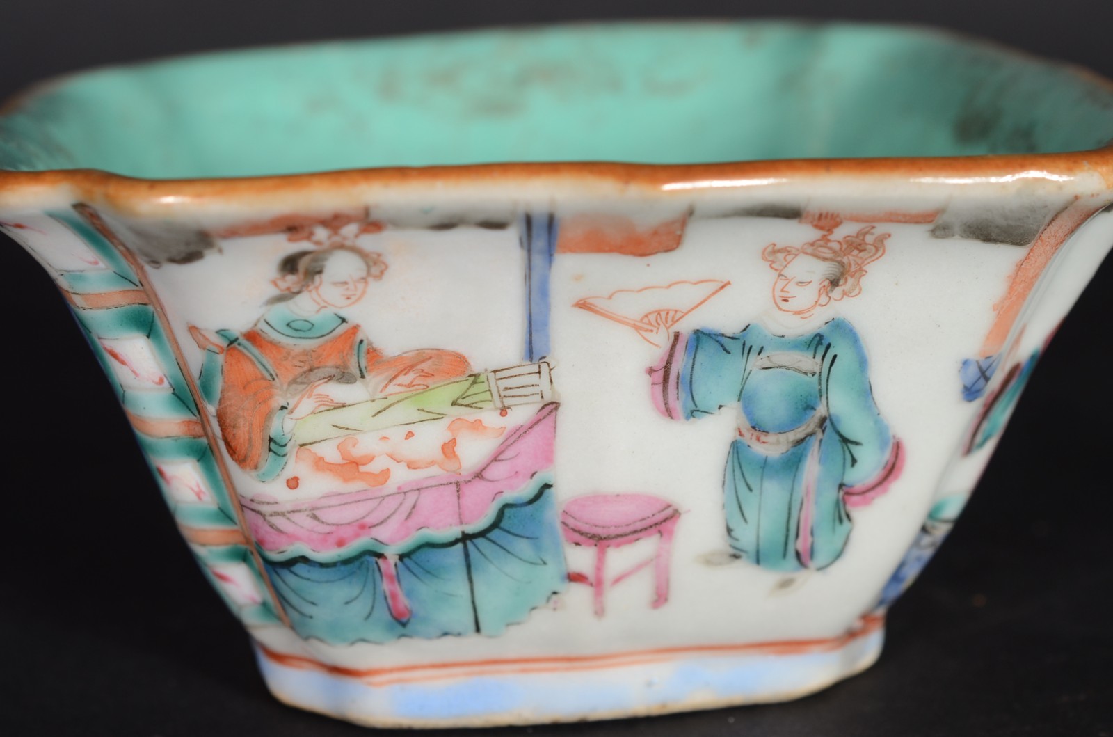 Antigo bowl de porcelana chinesa decorado com figuras da nobreza em... - foto 6 de 8
