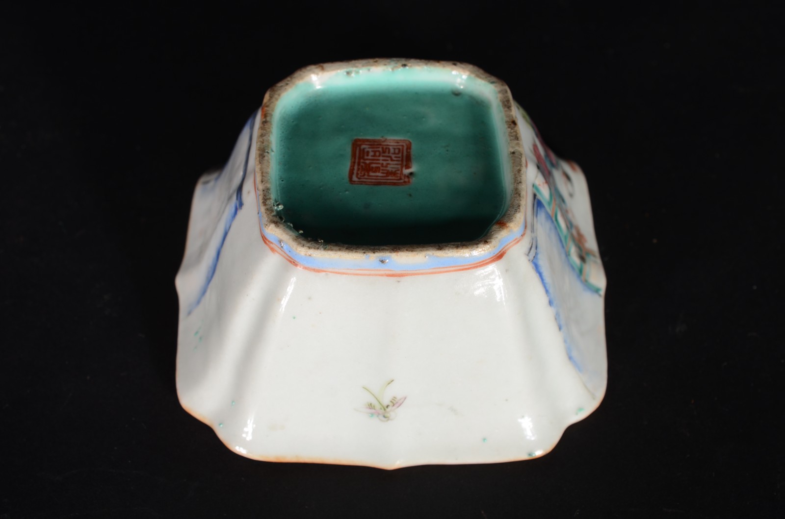 Antigo bowl de porcelana chinesa decorado com figuras da nobreza em... - foto 7 de 8
