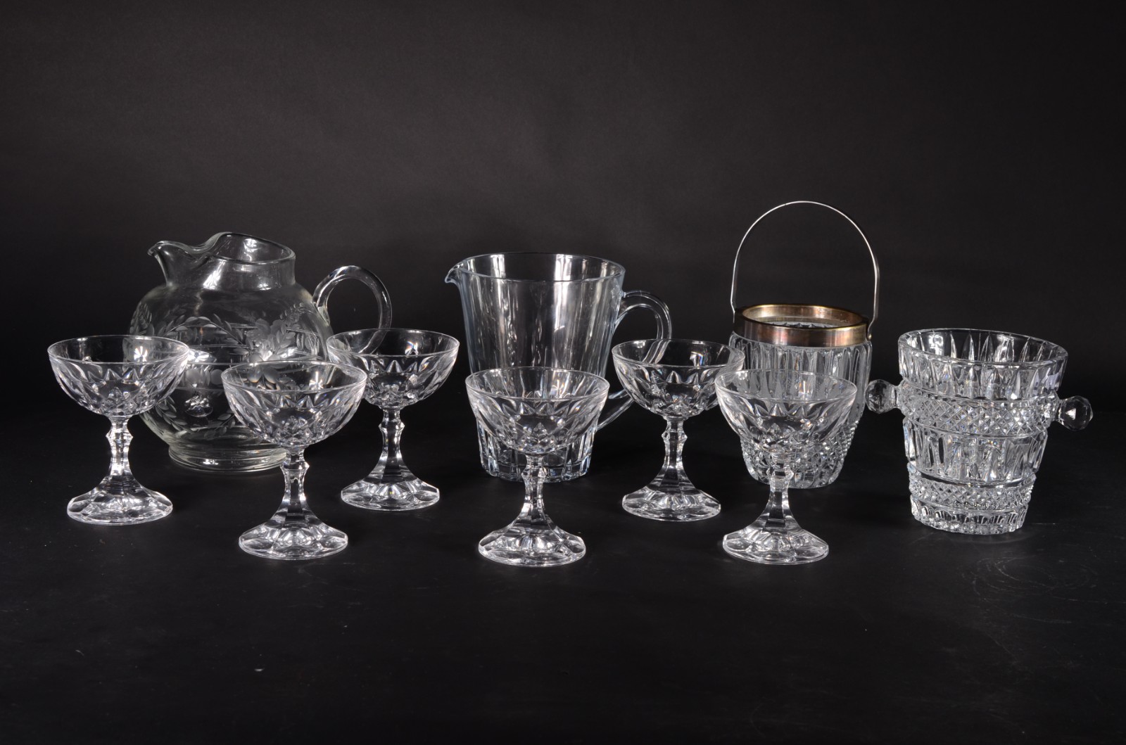 Diversas peças de cristal, sendo: 6 taças para champagne; dois baldes... - foto 1 de 11