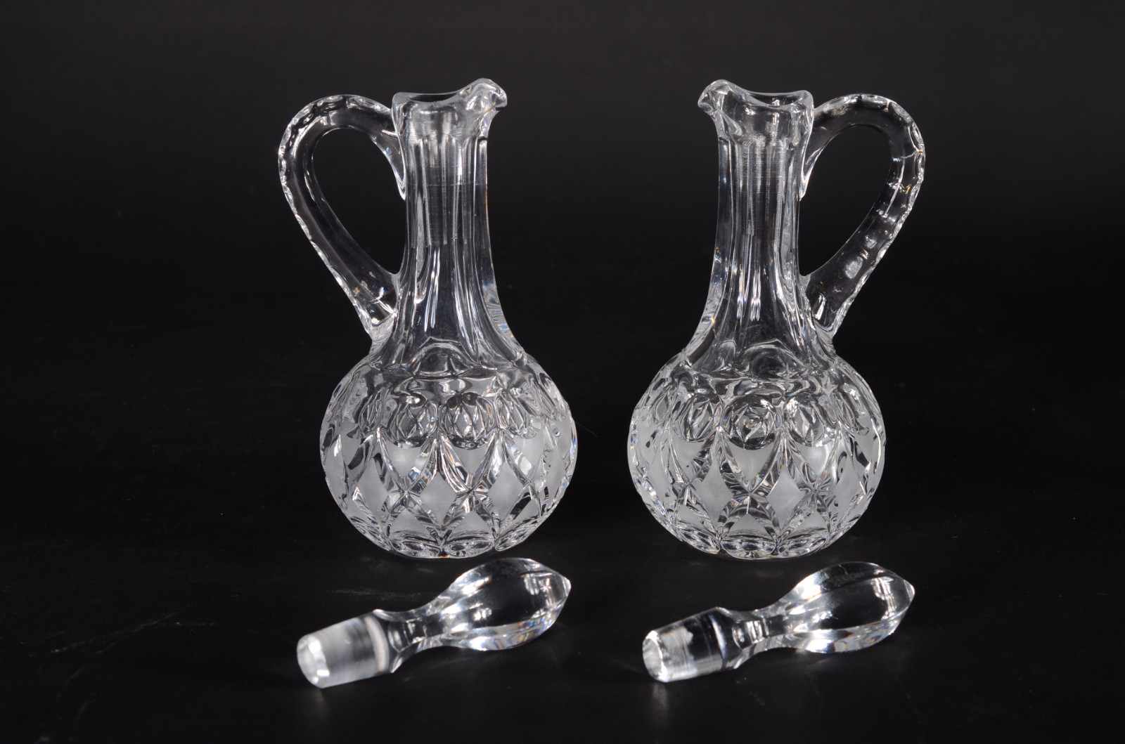 Diversas peças de cristal europeu lapidado, sendo: Par de galhetas... - foto 3 de 9