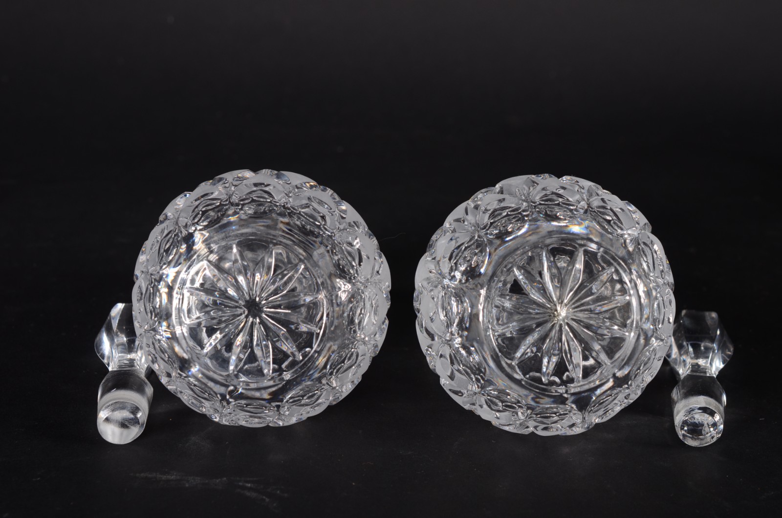 Diversas peças de cristal europeu lapidado, sendo: Par de galhetas... - foto 8 de 9