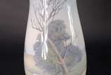 Bing & Grondahl,  - Vaso de porcelana dinamarquesa B&G, Nº 7395/134, decorado com paisagem, riacho e árvores em policromia. Marcas na base.