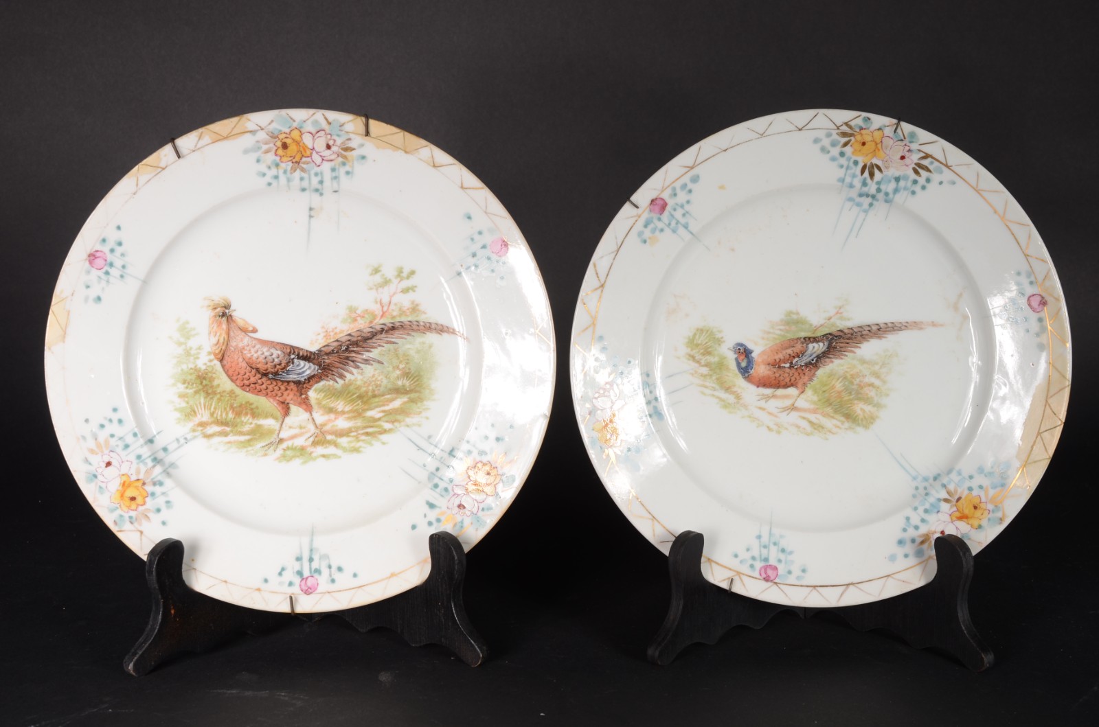 Par de antigos pratos de porcelana decorados com figuras de faisões... - foto 1 de 7