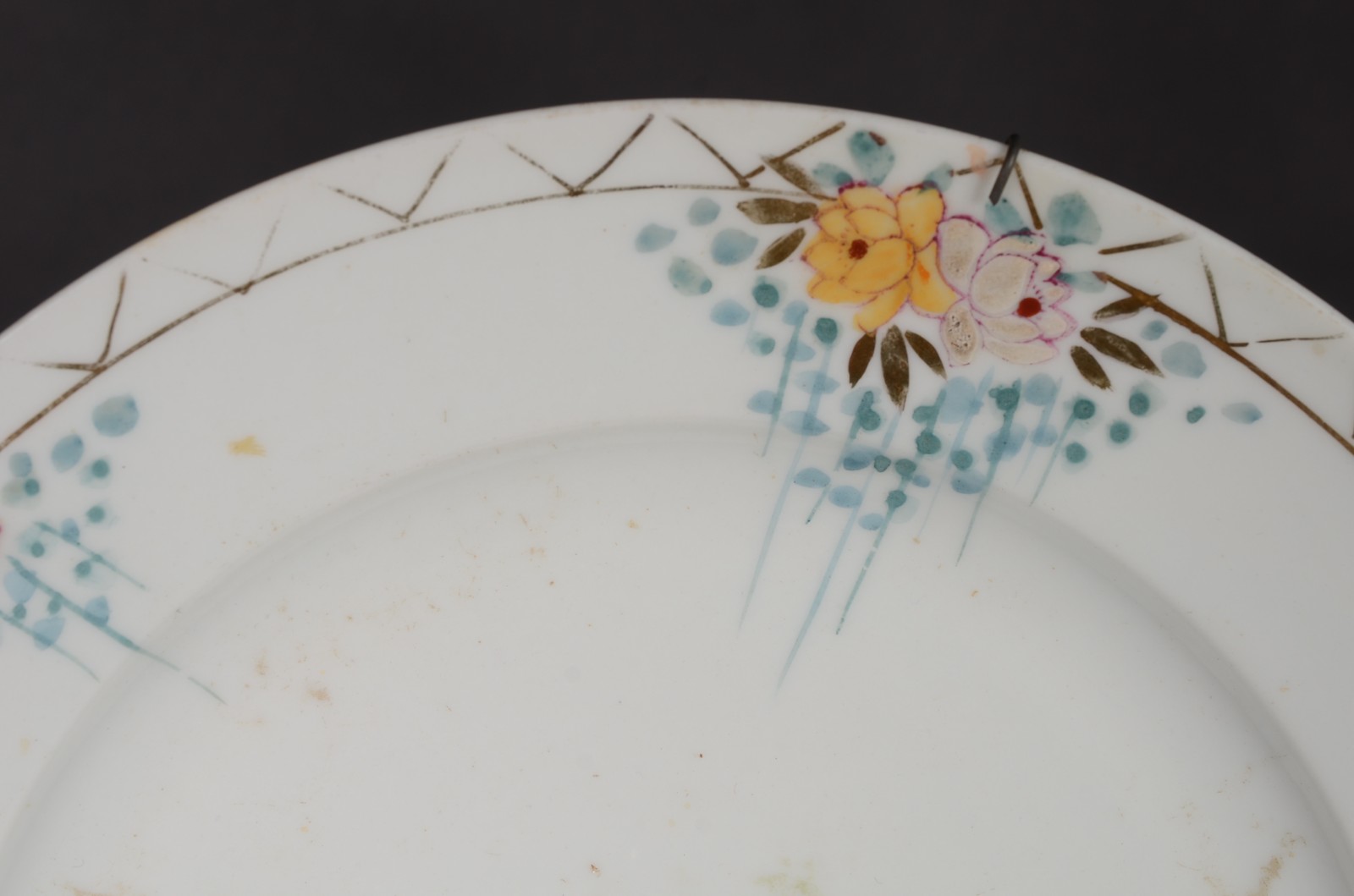 Par de antigos pratos de porcelana decorados com figuras de faisões... - foto 4 de 7