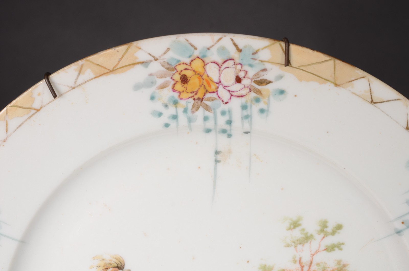 Par de antigos pratos de porcelana decorados com figuras de faisões... - foto 5 de 7