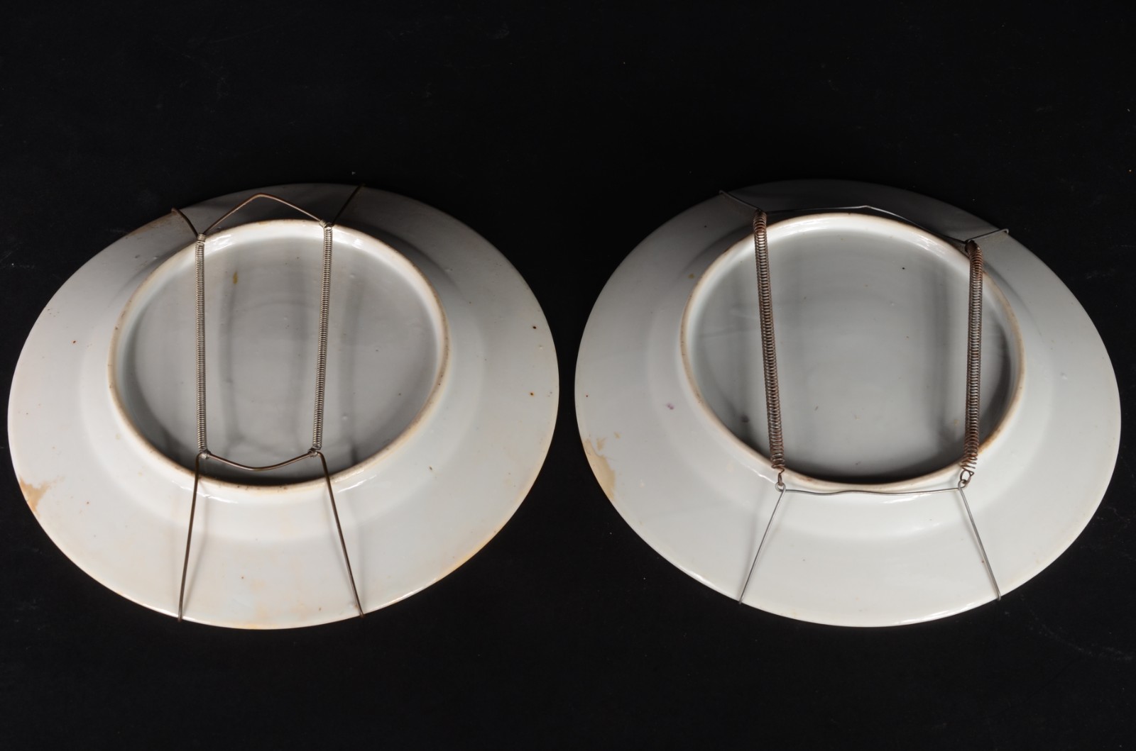 Par de antigos pratos de porcelana decorados com figuras de faisões... - foto 7 de 7