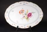 Meissen (1708),  - Travessa de porcelana alemã de Meissen, fundo branco decorado com ramos florais em policromia e borda recortada com friso dourado. Marca no verso. Séc