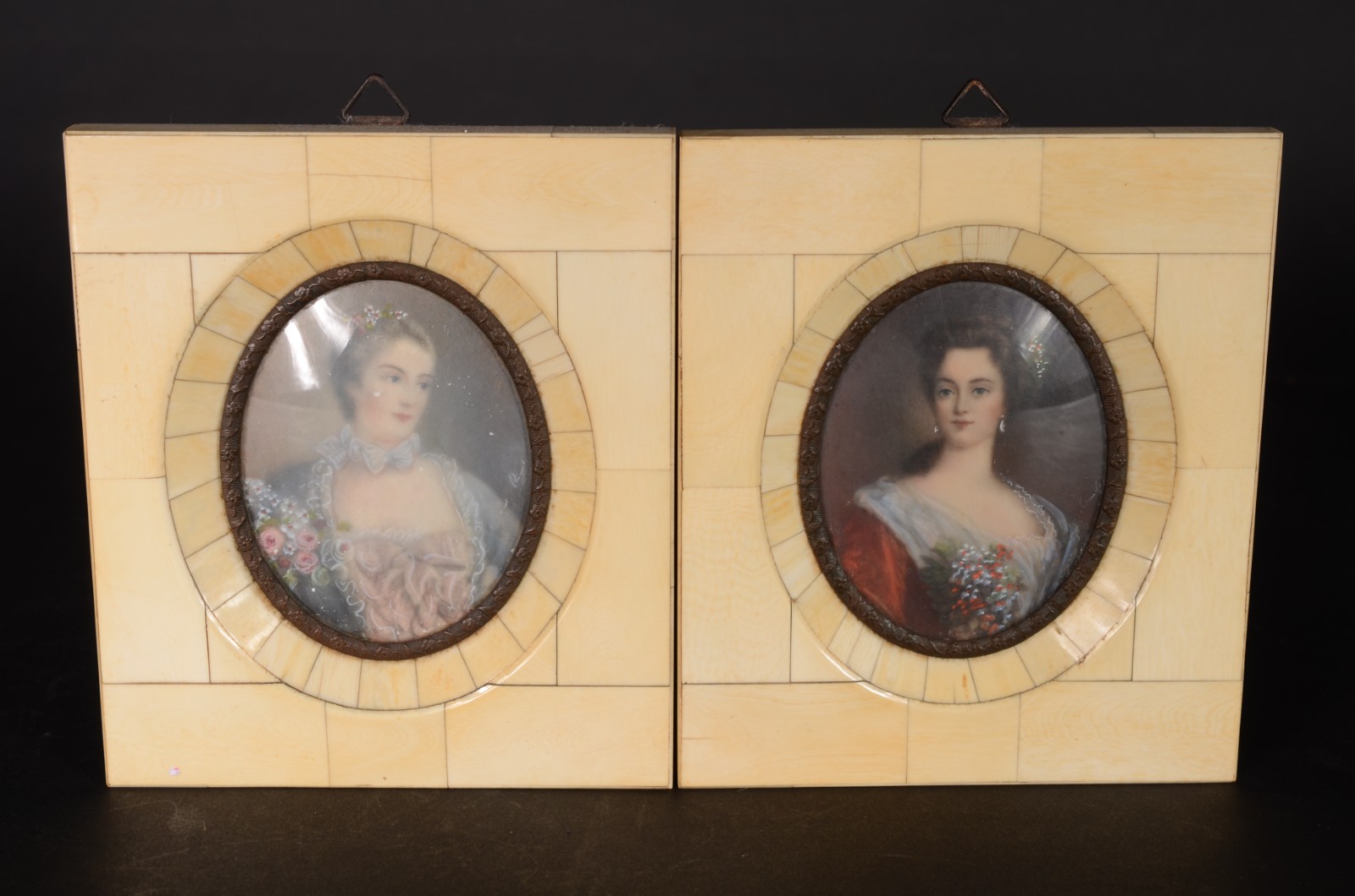 Par de placas miniaturas pintadas com figuras femininas em policromia... - foto 1 de 4