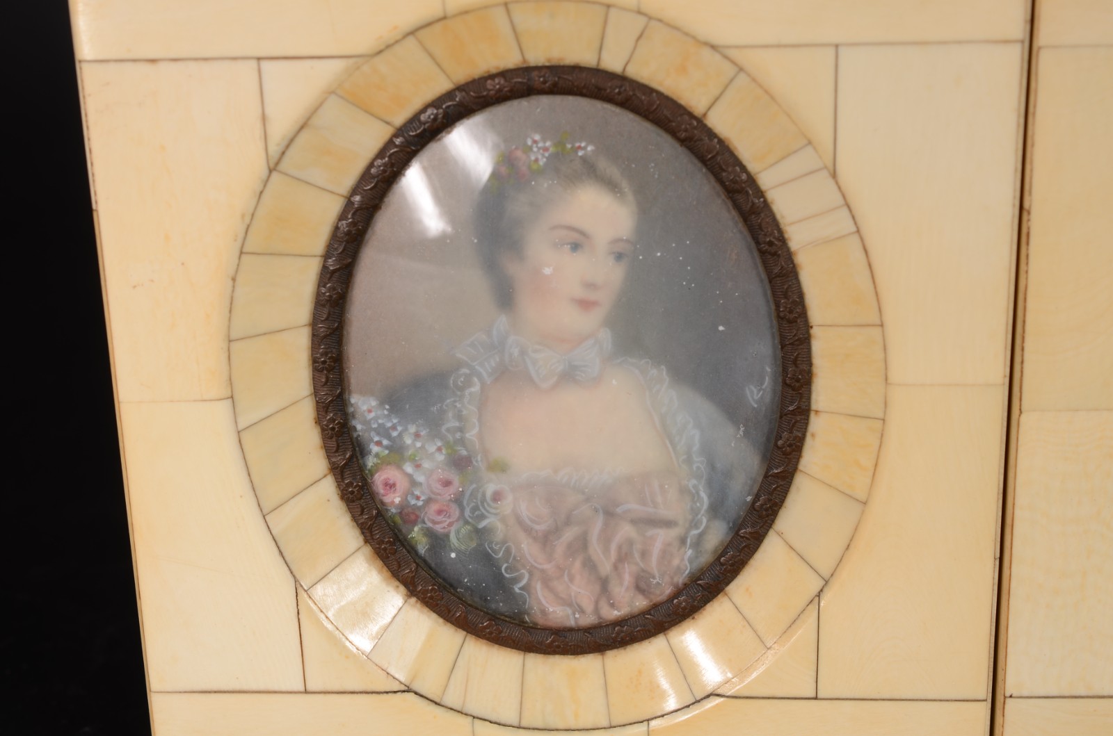 Par de placas miniaturas pintadas com figuras femininas em policromia... - foto 3 de 4