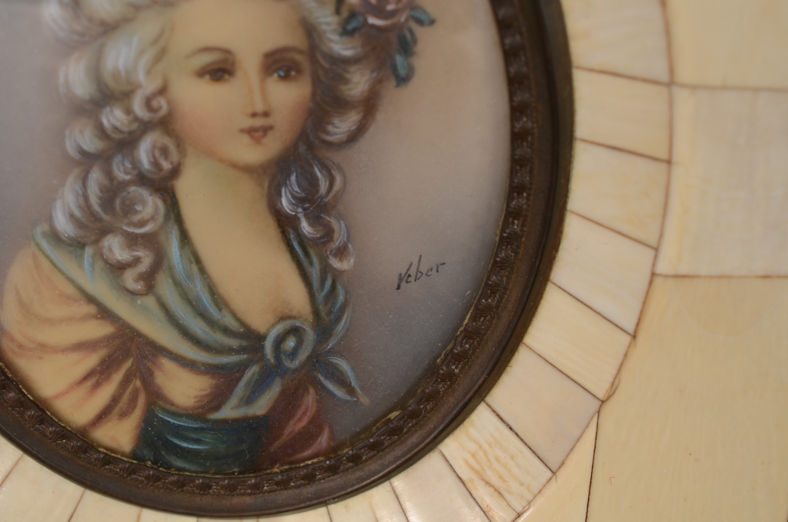 Par de placas pintadas sobre marfim representando figuras femininas. - foto 4 de 6
