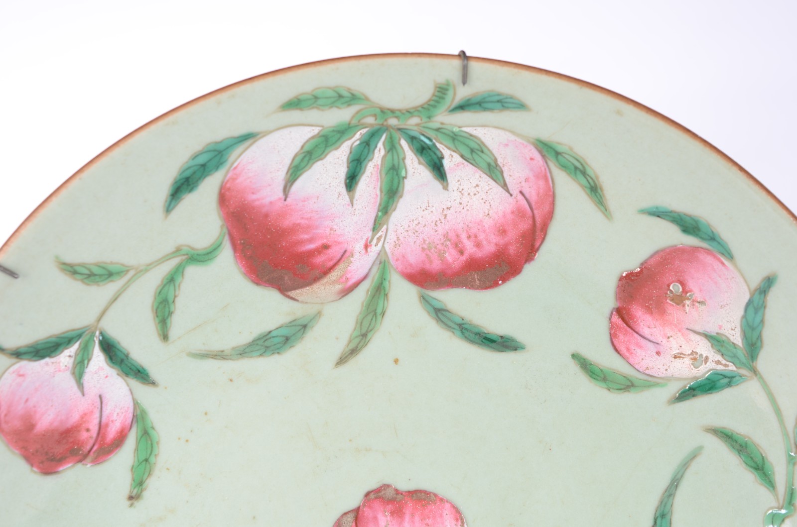 Par de pratos de porcelana oriental com pêssegos em policromia... - foto 3 de 5