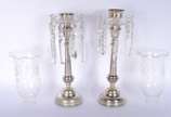 Par de castiçais de metal prateado, mangas de c... - Par de castiçais de metal prateado, mangas de cristal.
