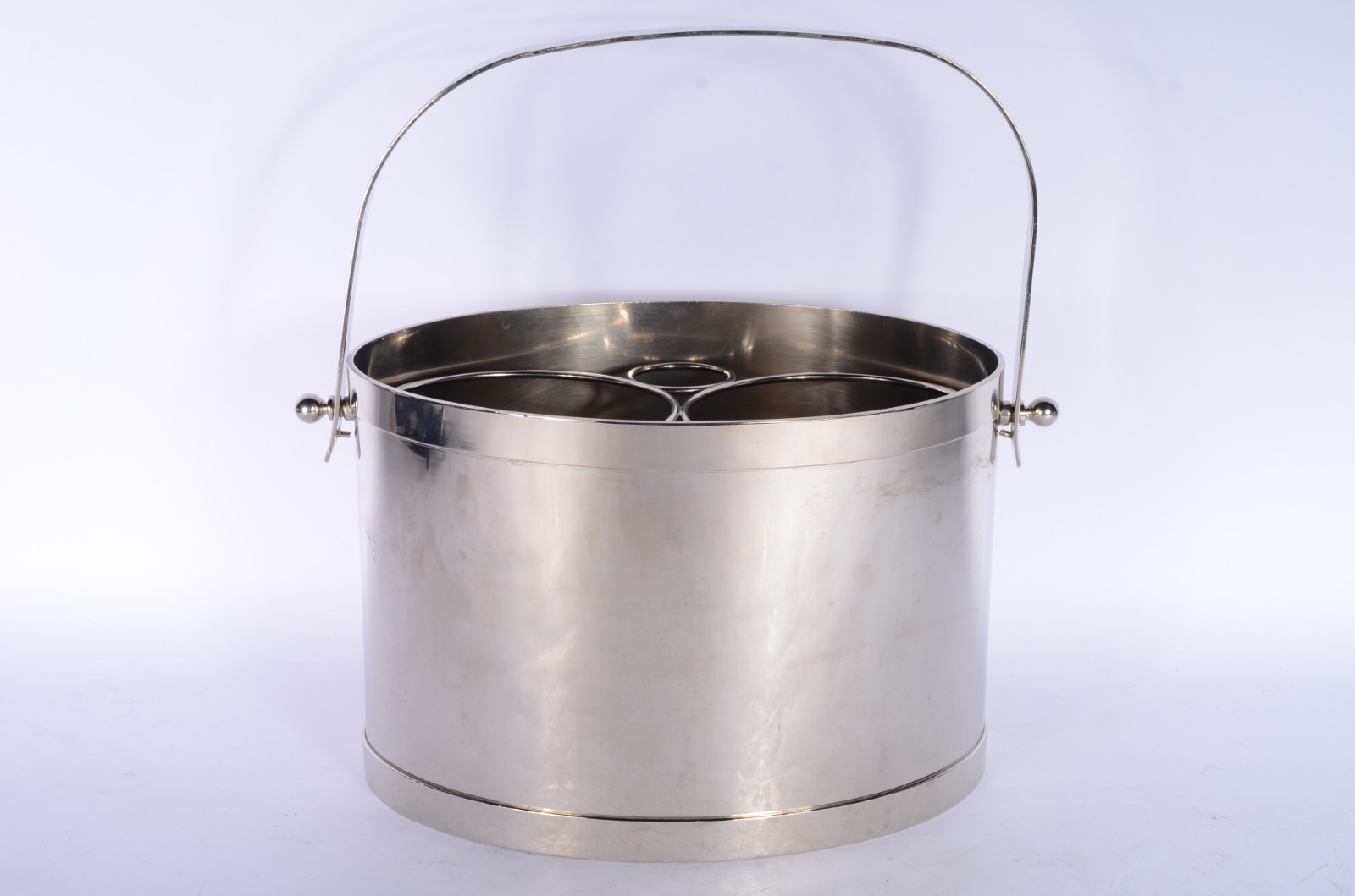 Wine cooler de metal prateado com divisória interna para garrafas. - foto 1 de 4