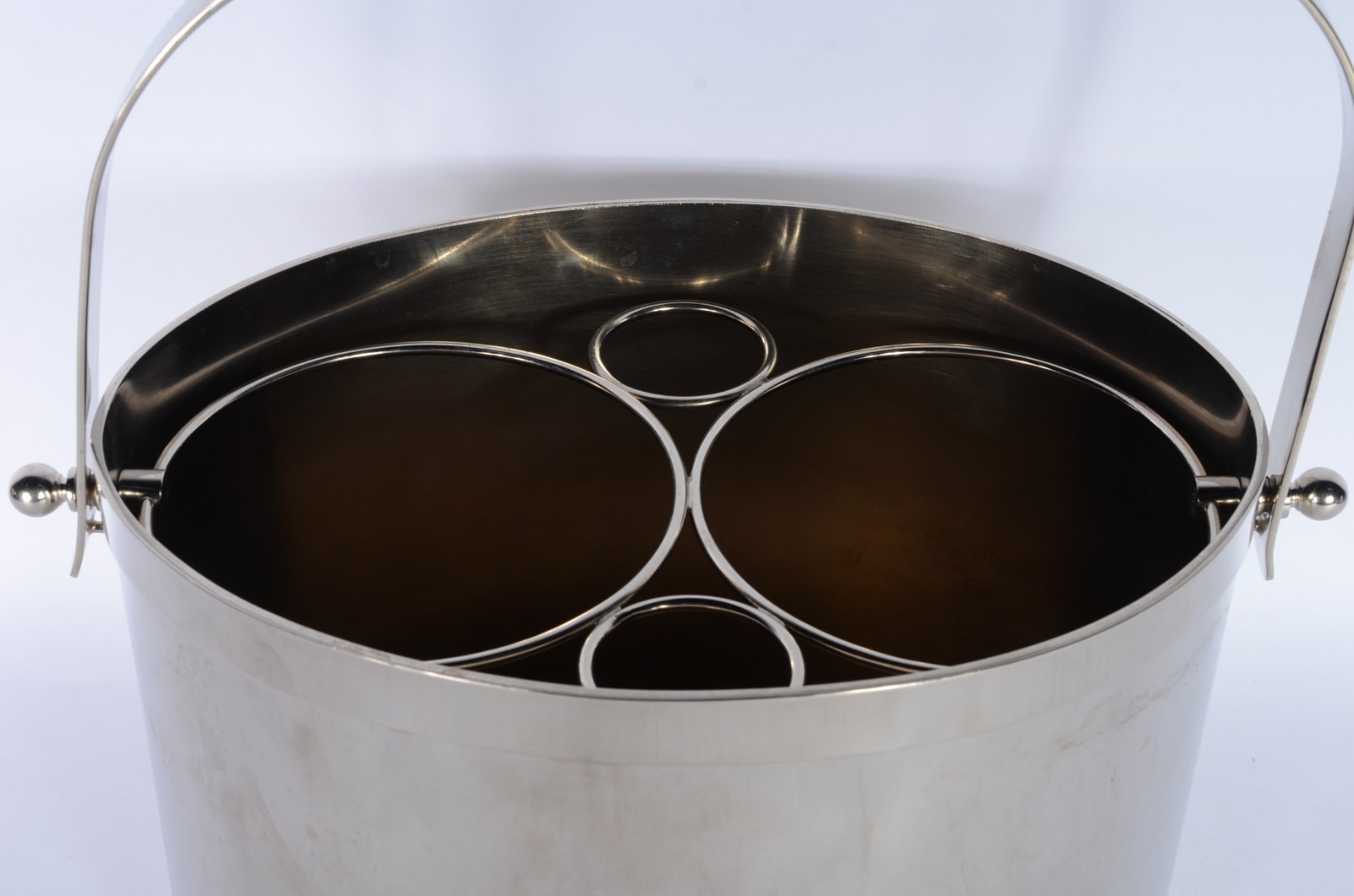 Wine cooler de metal prateado com divisória interna para garrafas. - foto 2 de 4