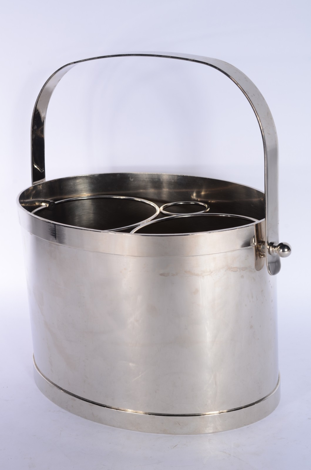 Wine cooler de metal prateado com divisória interna para garrafas. - foto 3 de 4