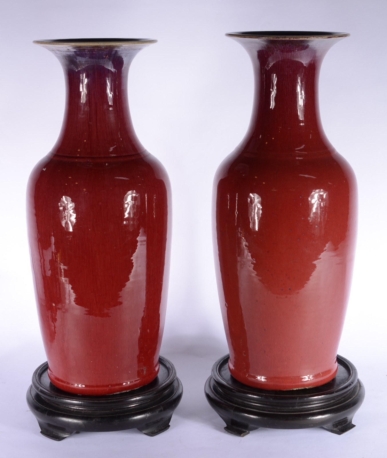 Par de vasos de porcelana chinesa "sangue de boi" com bases de... - foto 1 de 8