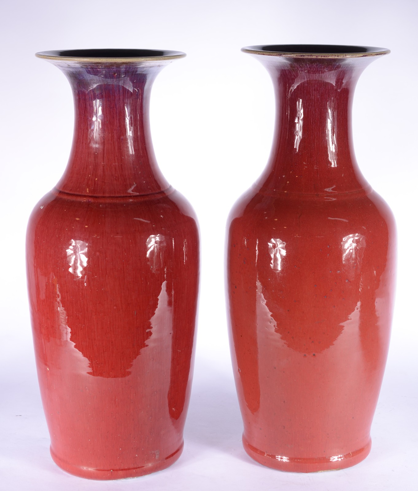 Par de vasos de porcelana chinesa "sangue de boi" com bases de... - foto 2 de 8